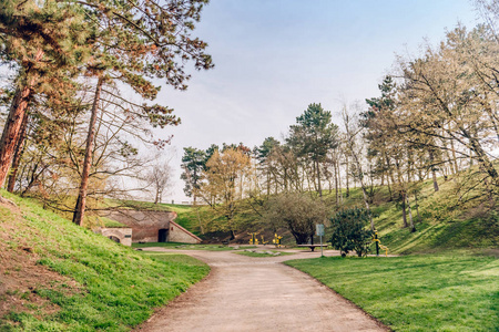 户外城市公园内各种训练用具的运动场.