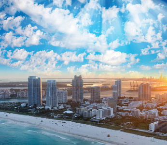 迈阿密海滩空中地平线上美丽的冬季日落