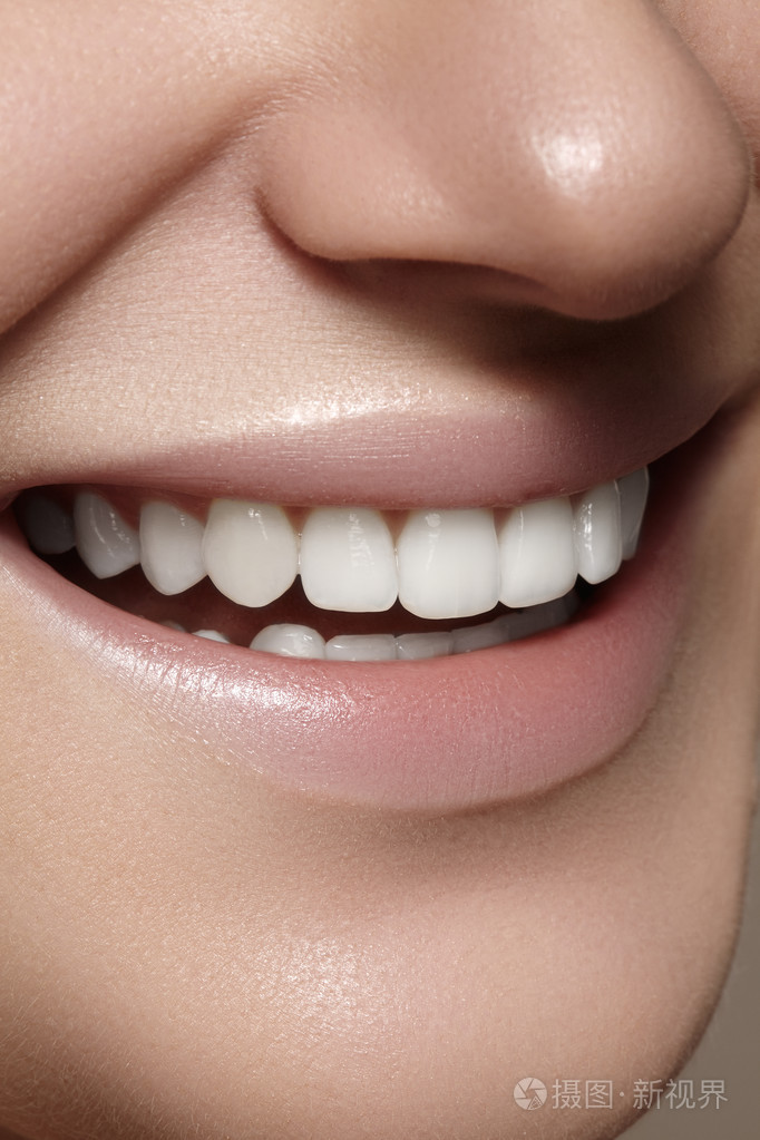 与美白牙齿的美丽笑容.牙科的照片.