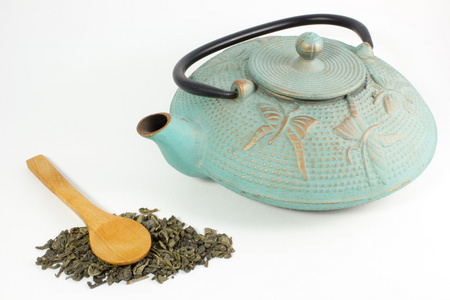 蓝色的铸铁茶壶和中国的绿茶
