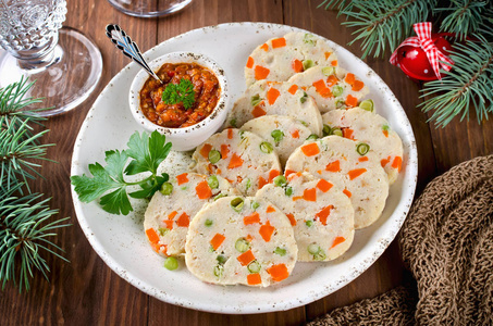 鱼卷 (颤音) 与绿豌豆和胡萝卜照片