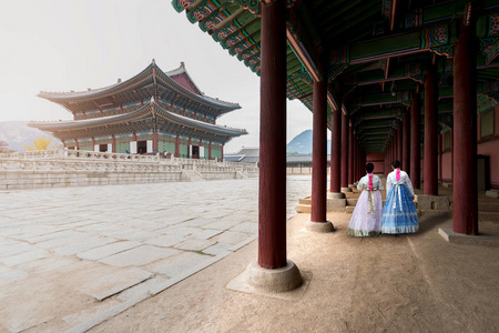 亚洲朝鲜族女子穿着韩的传统礼服走我