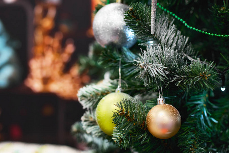 装饰圣诞树用球和光