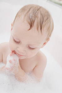 小男孩在浴缸中洗