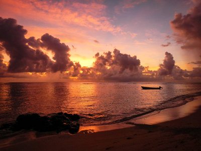 在 Lavena 村庄里 Taveuni 岛海滩上色彩斑斓的朝阳