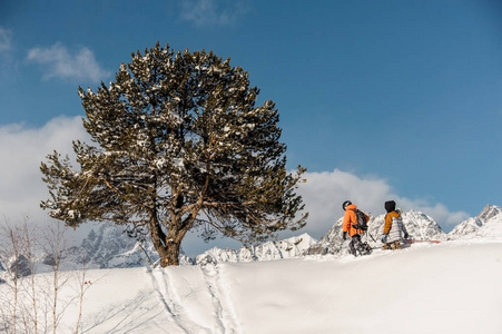 登山运动衫上的情侣滑雪图片