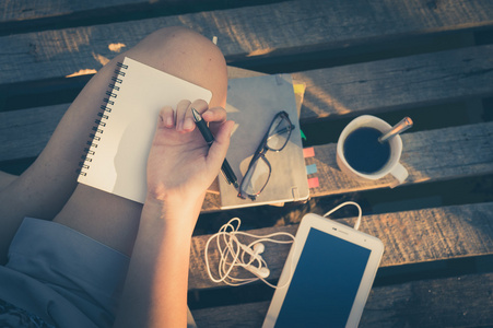 年轻女人写作日记照片