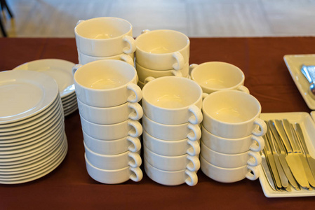 盘子和碗, 白色陶瓷在褐色桌布