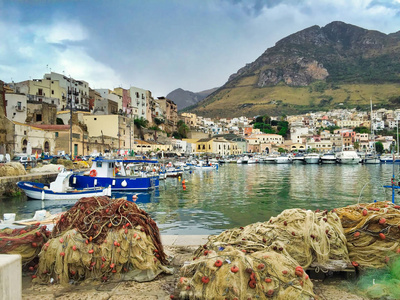 Castellammare Del 佛湾小镇位于岩石之间的海滨