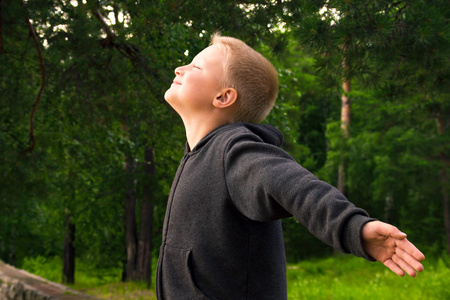 儿童呼吸(公园)照片