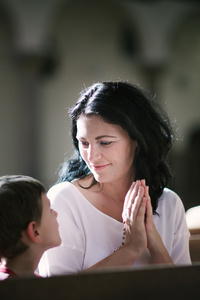 女人与她的儿子在祈祷
