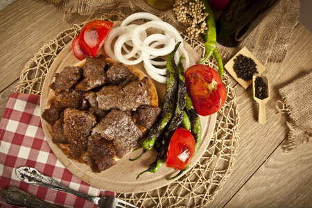 沙瓦玛牛肉土耳其传统多纳木制板概念
