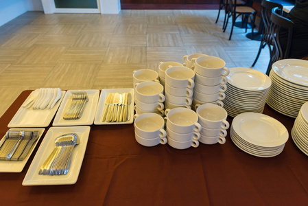 盘子和碗, 白色陶瓷在褐色桌布
