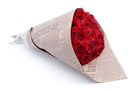 白色背景报纸上包裹的红玫瑰花束