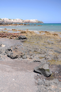 西班牙特内里费岛南部拉斯加莱塔斯风景如画的黑色鹅卵石海滩