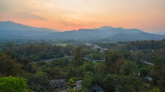 清迈大山后的空中壮观美丽日落图片