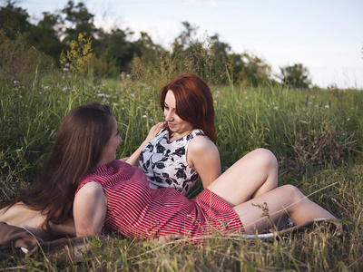 两个年轻女孩在野外休息