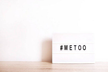 在灯箱中关闭 Metoo 文本。女性权力教育运动