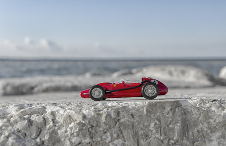 缩尺模型的一辆经典的红色汽车图片