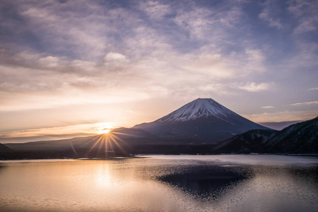 富士山和湖本栖湖与冬季晨练日出