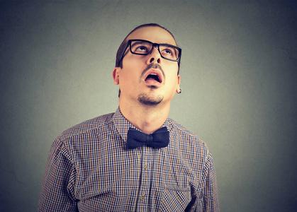 无聊的人看着绝望的灰色照片