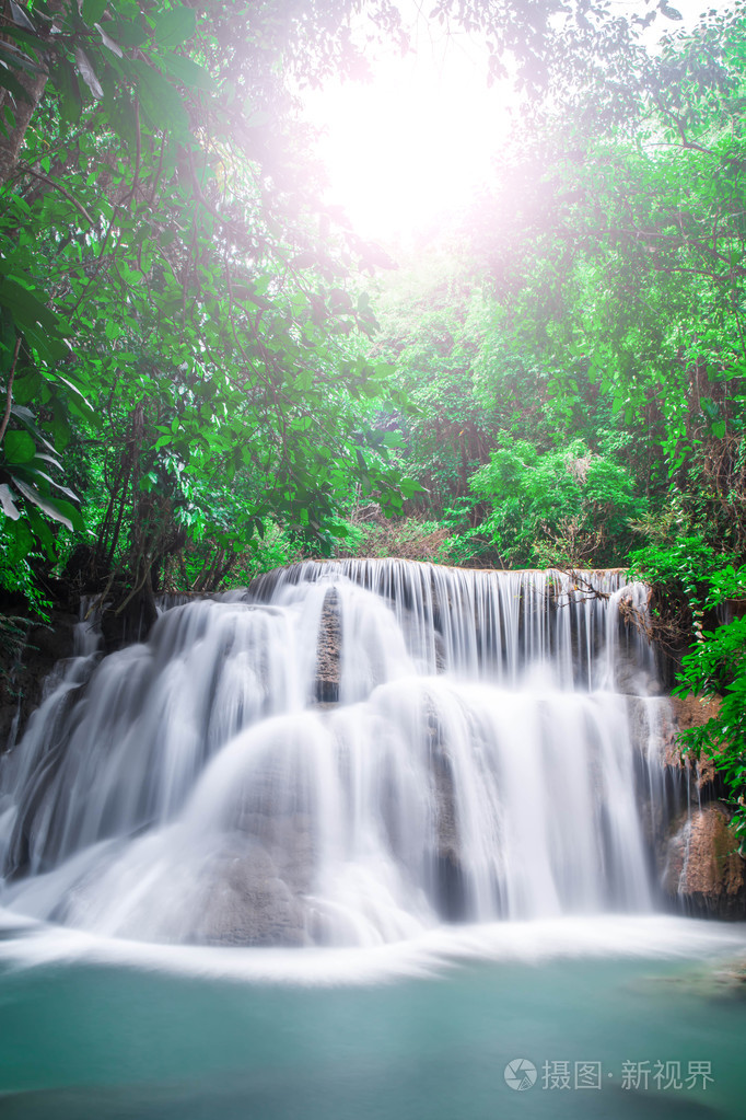 美丽的瀑布和绿色的森林休息的地方和放松的时间