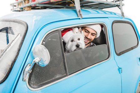 人在汽车与狗和圣诞节礼物图片
