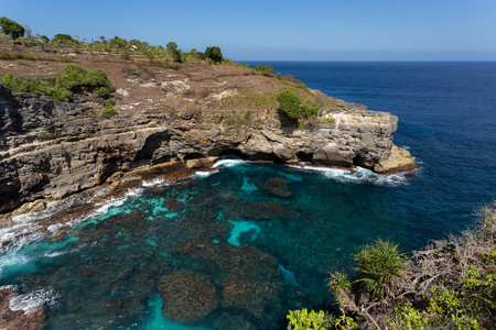 在 Nusa Penida 岛海岸线