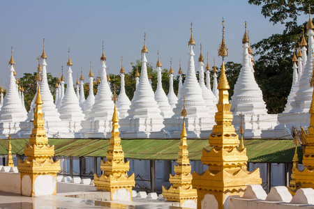 查看缅甸曼德勒附近的 Kuthodaw 塔建筑群