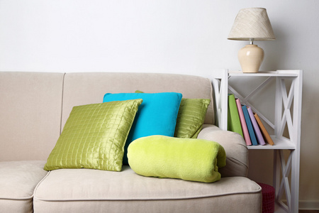 多彩的枕头，在沙发上，特写，对家庭室内背景