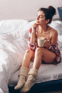 梦幻女郎在针织袜子与咖啡