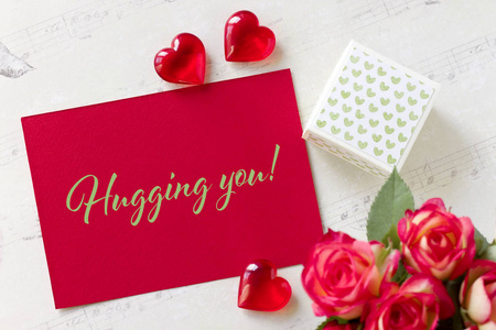 情人节贺卡与玫瑰礼品盒心和字母拥抱你