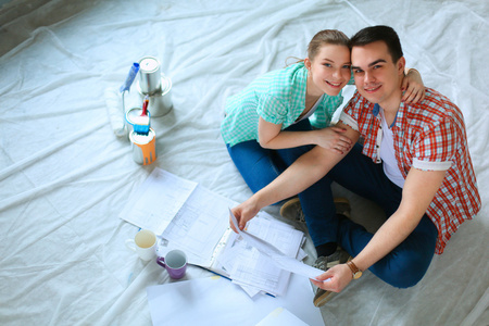 年轻夫妇坐在地板上公寓规划