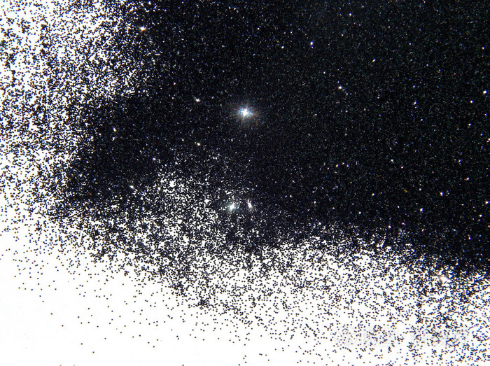 像一个繁星满天的白色背景上的黑色闪光火花