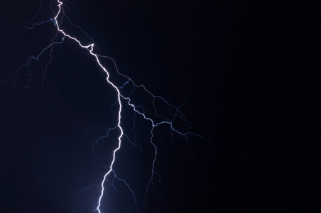 风雨的夜晚在夜晚的天空闪电照片
