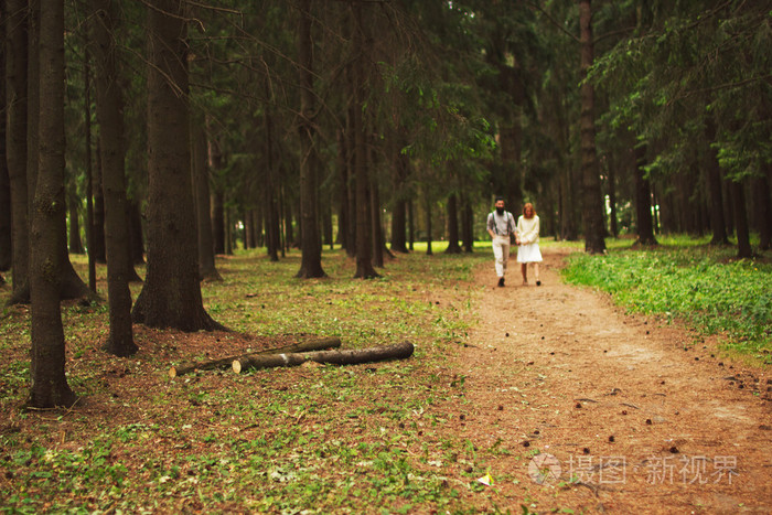 在森林中散步的情侣