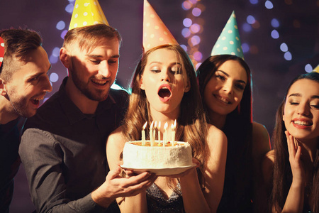 生日蛋糕上吹蜡烛的少妇在党图片
