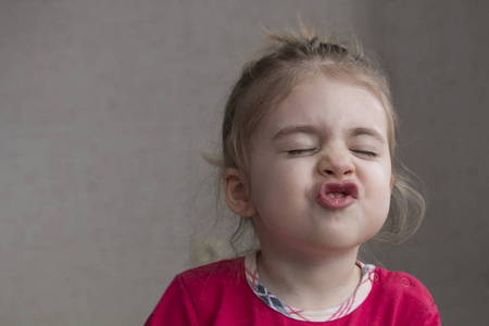 clouse 的肖像, 欢快的小女孩示意, 并作出滑稽的鬼脸在相机.