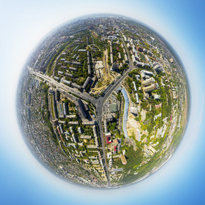 市中心的鸟瞰图。十字路口，房屋 建筑物和公园。小小的地球球体