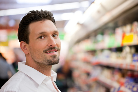 微笑在一家超市的年轻客户图片