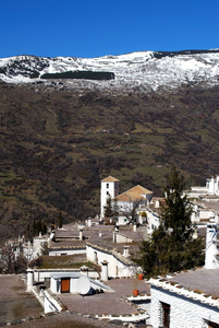 一般视图镇屋顶朝雪雪山，Bubion，西班牙
