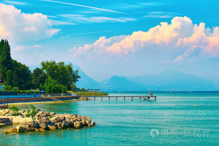 美丽的风景景观的夏天在意大利的爱尔兰人与绿松石水和惊人的粉红色的黄昏云