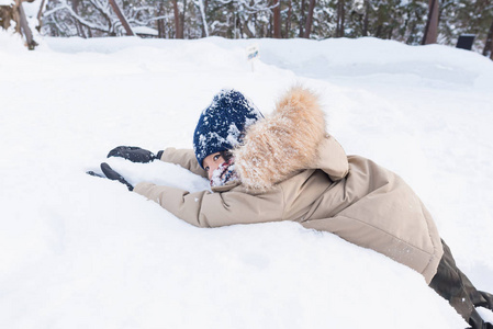 亚洲男孩玩雪