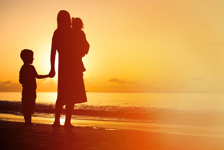 一步一个脚印,在一段时间: 足迹设计妈妈和宝宝在日落时制作的第一