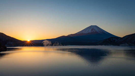 在湖的本栖湖富士山在冬天的早晨