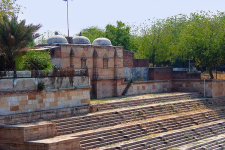 在阶梯槽周围建造。Sarkhej 副手, 艾哈迈达巴德, 古吉拉特