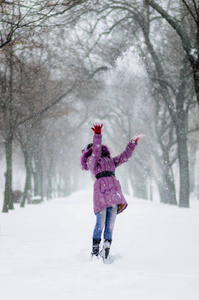 穿紫色上衣的女孩很开心, 冬天玩雪