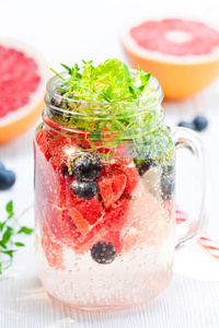 排毒水。自制夏季水果饮料配柚子和 bl
