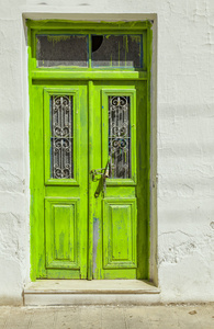 破旧的绿色门