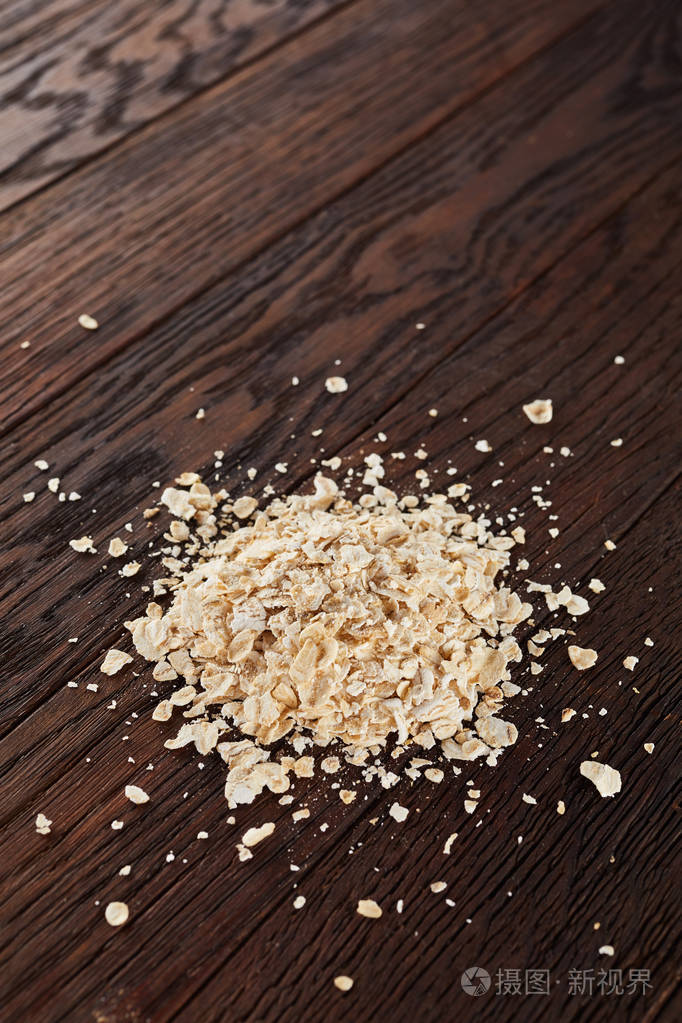 在木质的背景燕麦片顶部视图